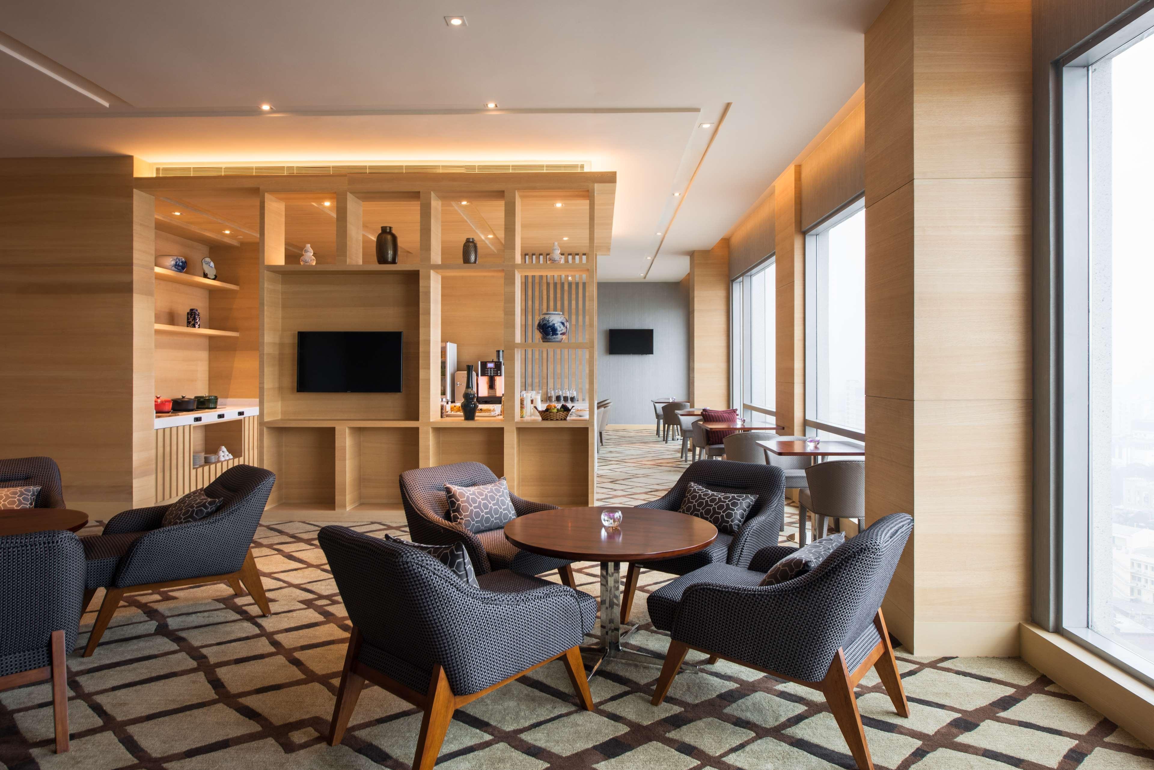 Hyatt Regency Lucknow Gomti Nagar Hotel Buitenkant foto Club Lounge at the hotel