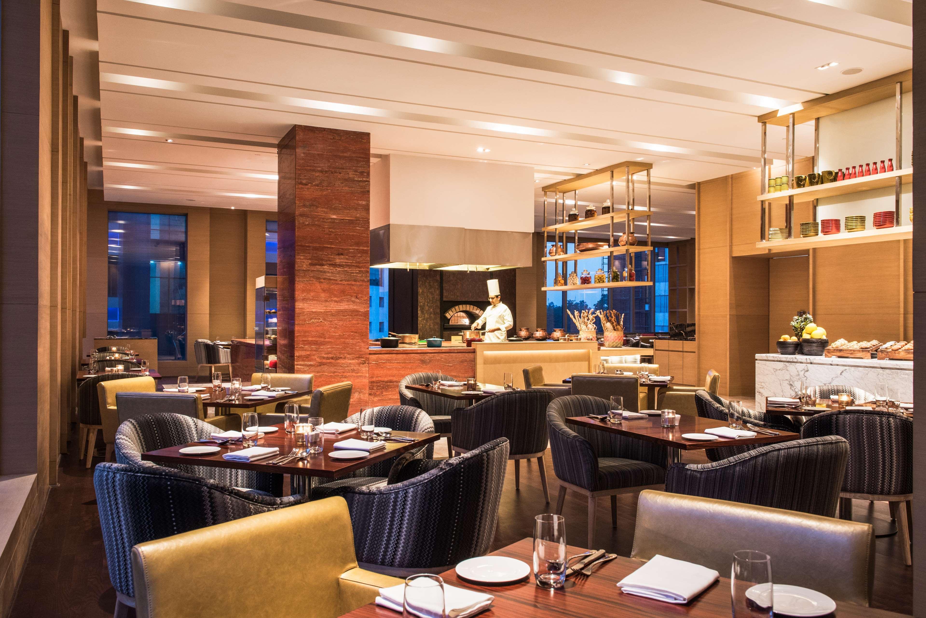 Hyatt Regency Lucknow Gomti Nagar Hotel Buitenkant foto The restaurant