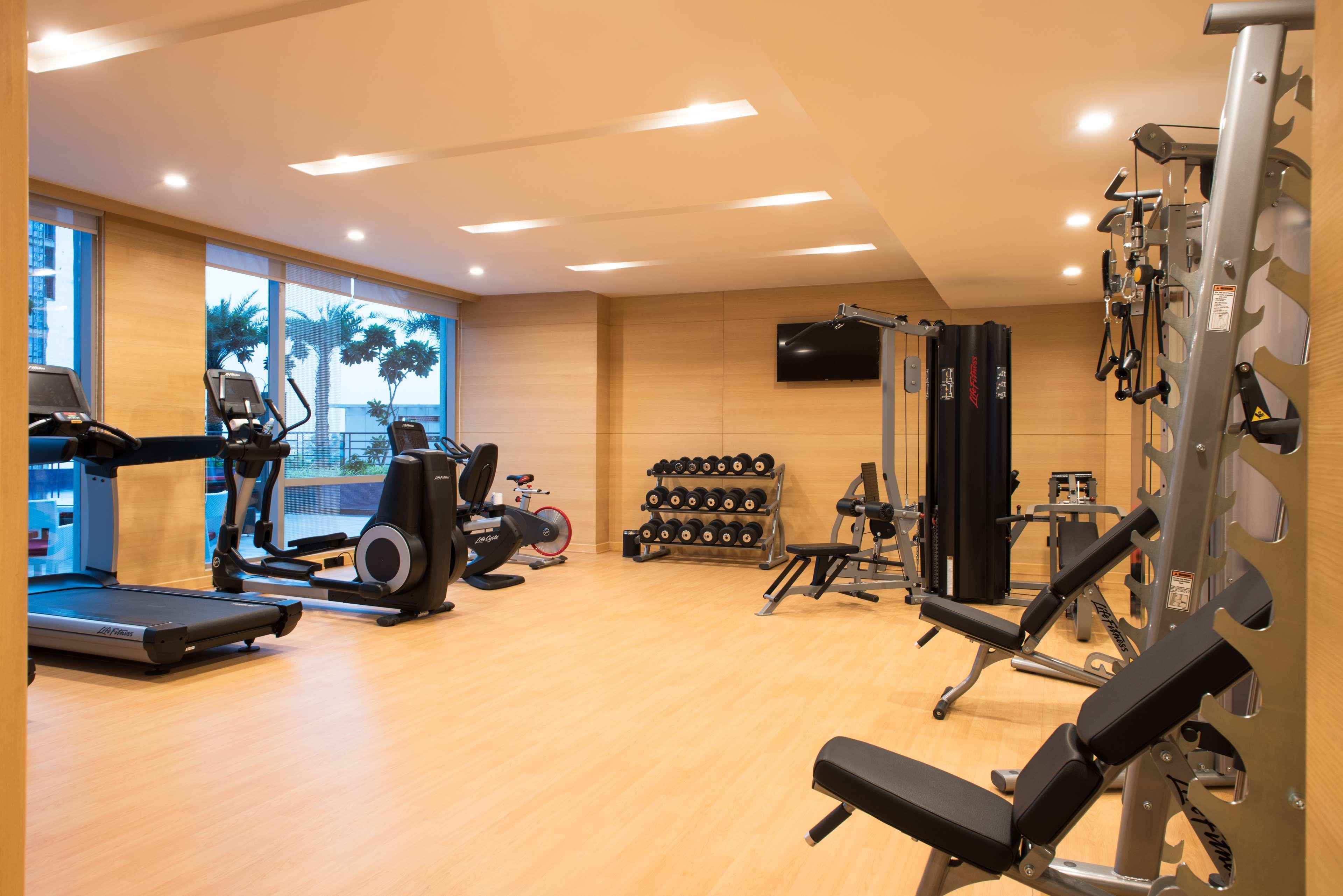 Hyatt Regency Lucknow Gomti Nagar Hotel Buitenkant foto The gym at the hotel
